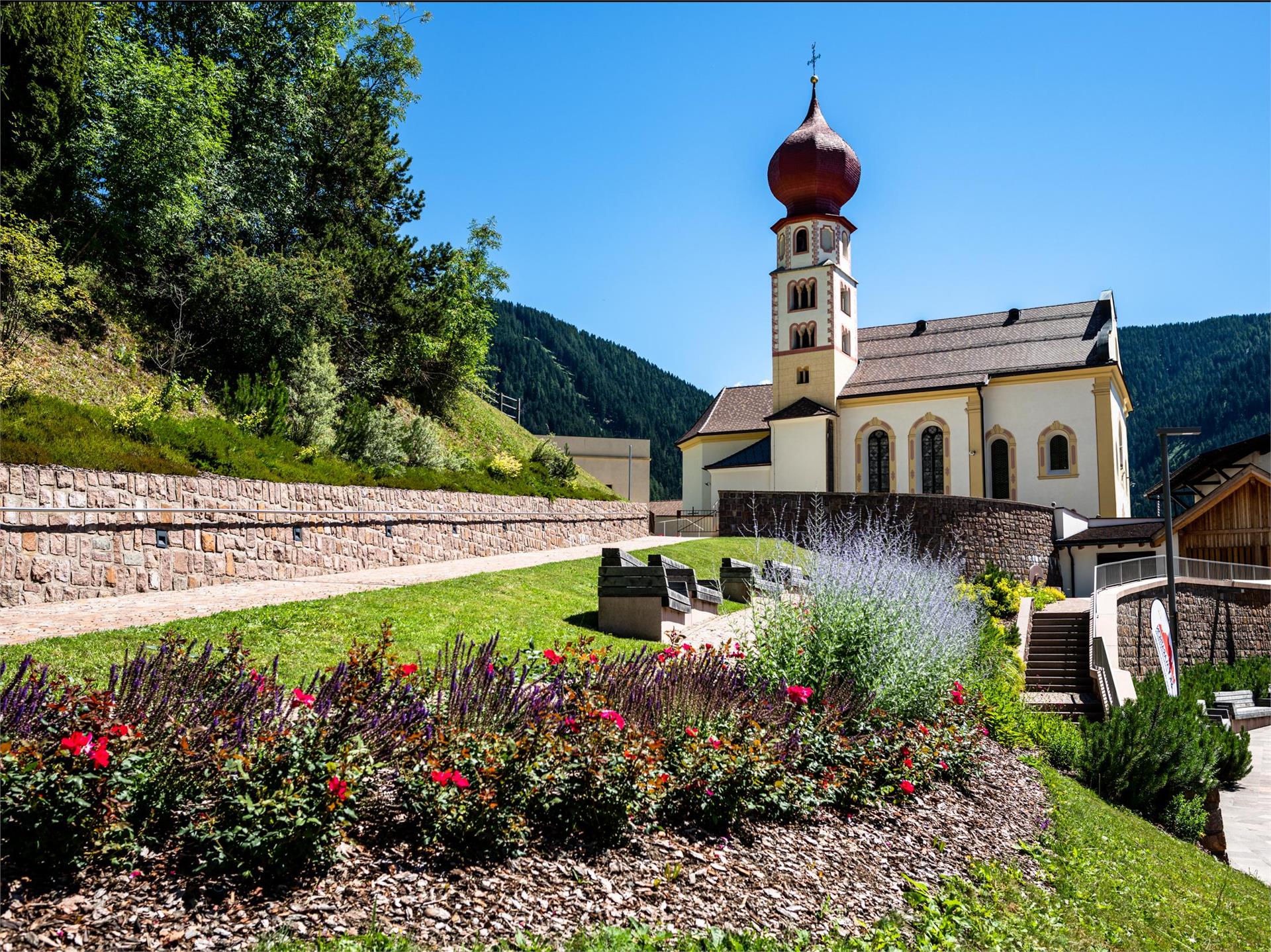Pfarrkirche zum Heiligen Georg Tiers am Rosengarten 1 suedtirol.info