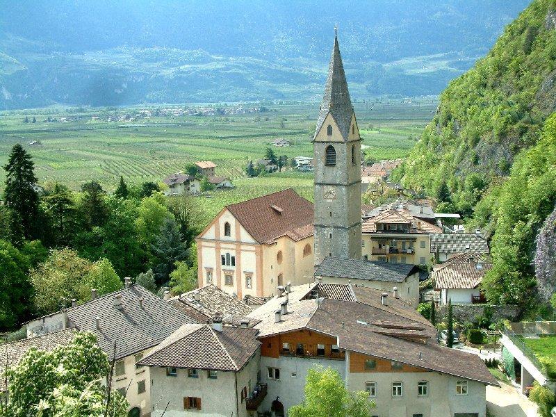 Pfarrkirche zur Hl. Gertraud Margreid an der Weinstraße 1 suedtirol.info