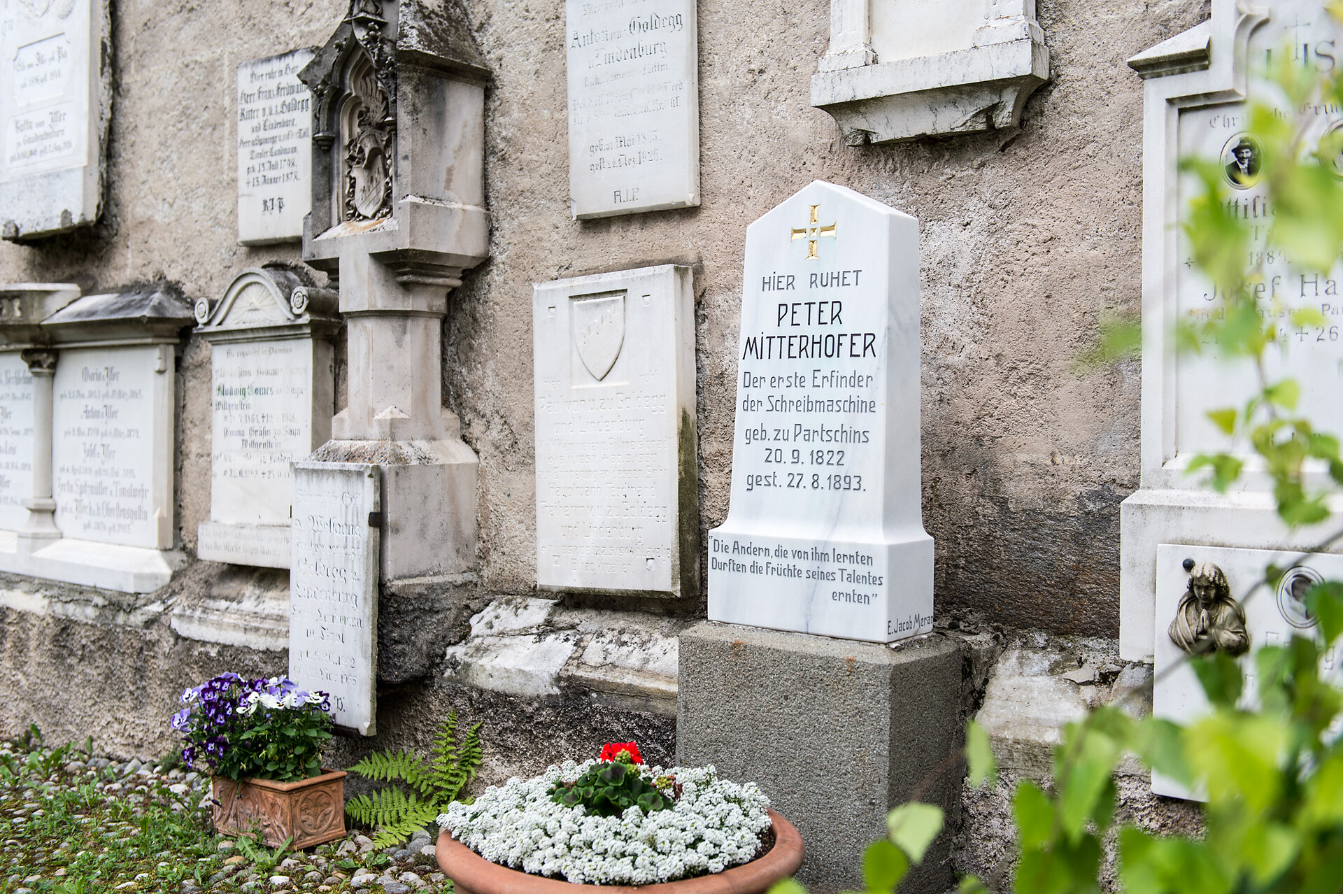 Grave stone of Peter Mitterhof next to the Church of Partschins/Parcines