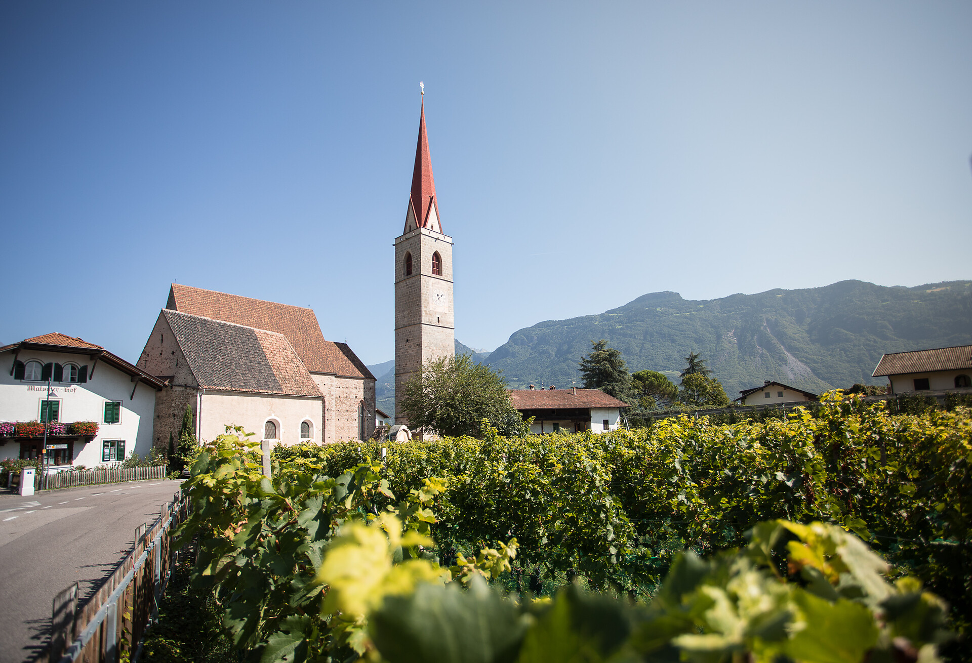 Pfarrkirche in Lana mit dem Schnatterpeckaltar
