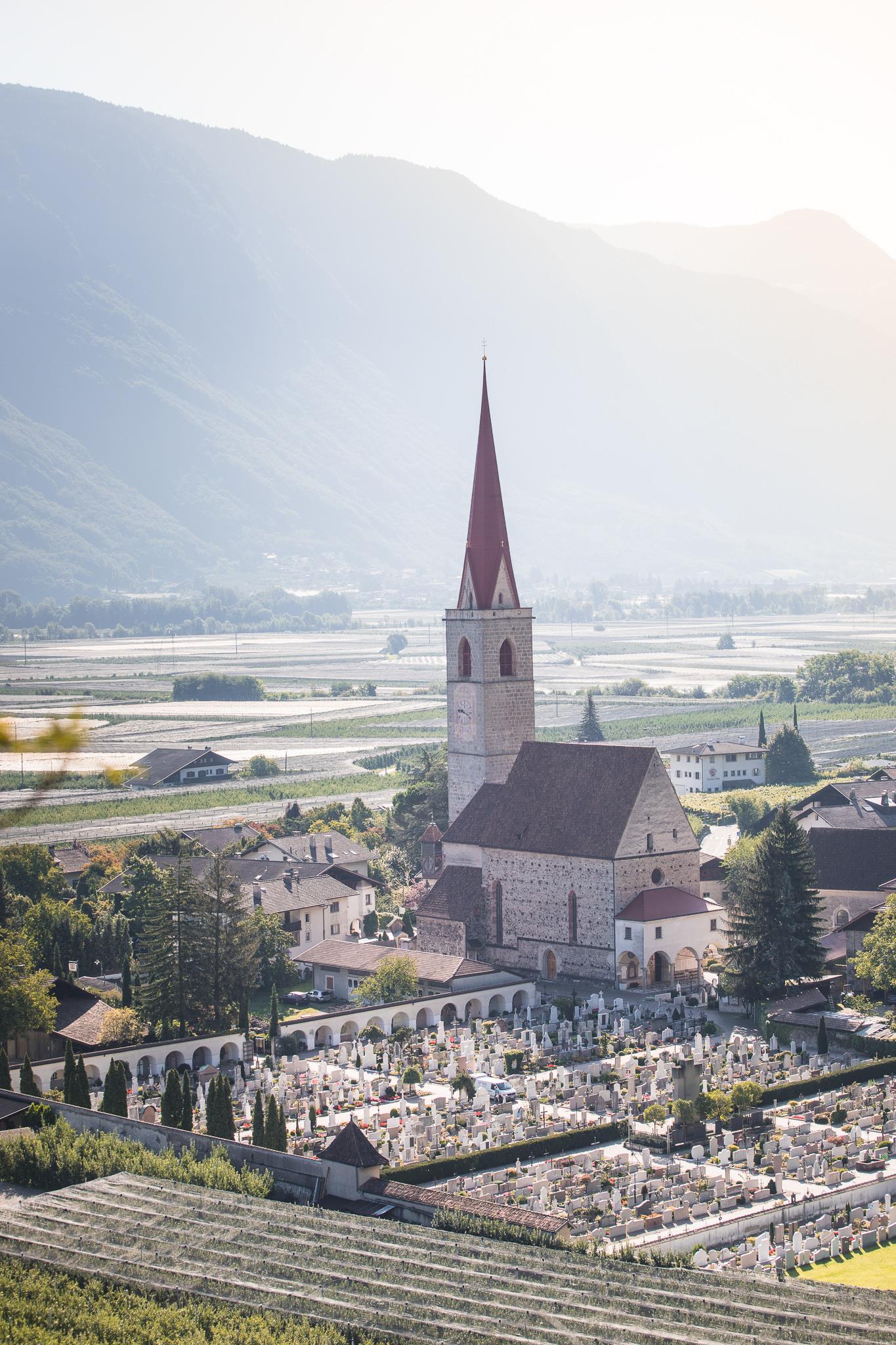 Parish church Maria Himmelfahrt and the Schnatterpeck altar Lana 8 suedtirol.info