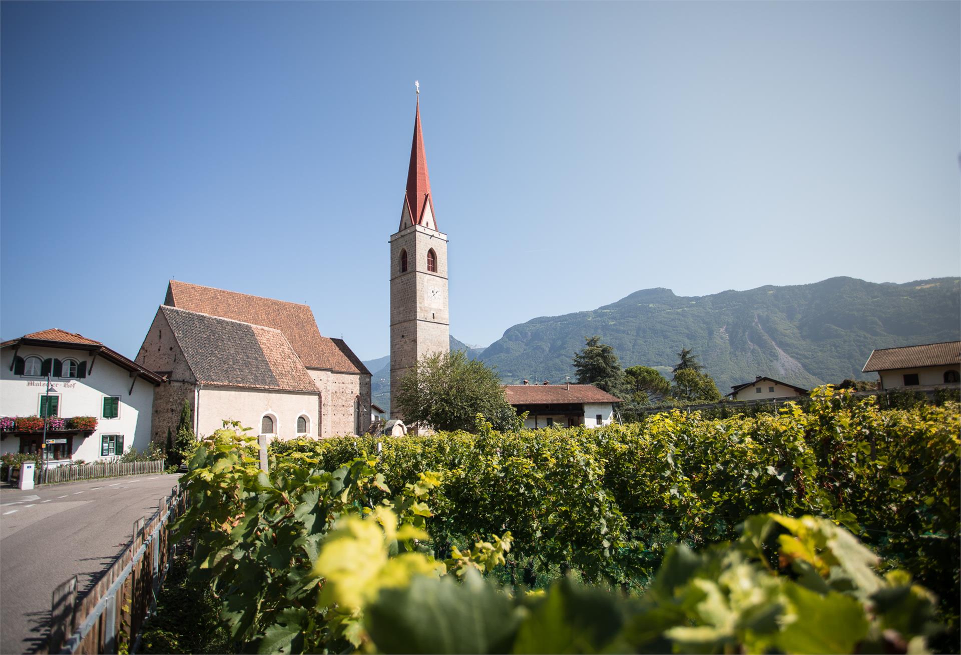 Parish church Maria Himmelfahrt and the Schnatterpeck altar Lana 2 suedtirol.info