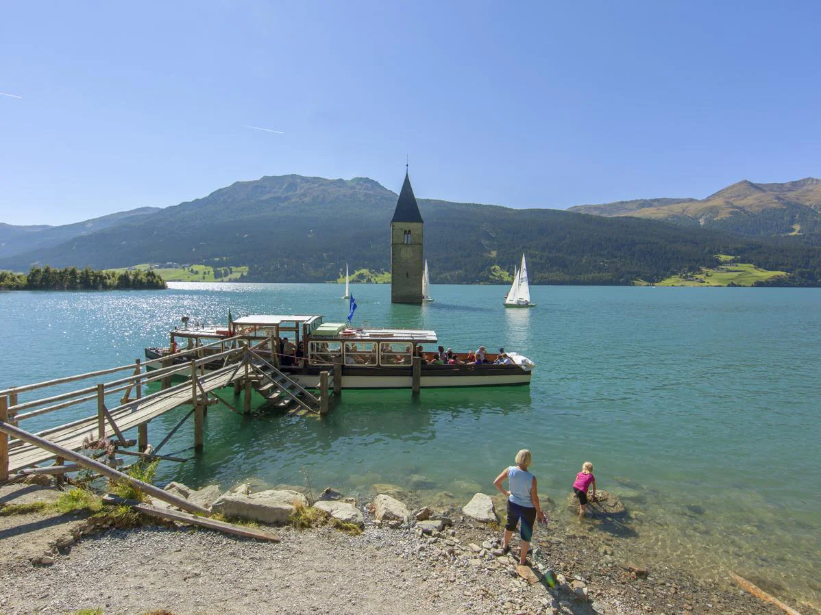 giro in battello sul lago di Resia Curon Venosta 2 suedtirol.info