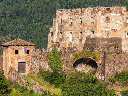 Castel Rafenstein Brunico 1 suedtirol.info