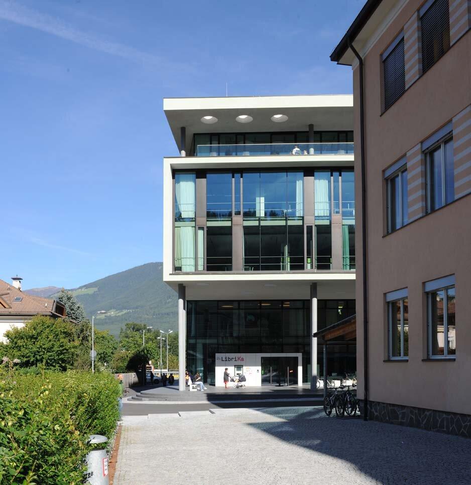 Stadt- und Universitätsbibliothek Bruneck Bruneck 3 suedtirol.info