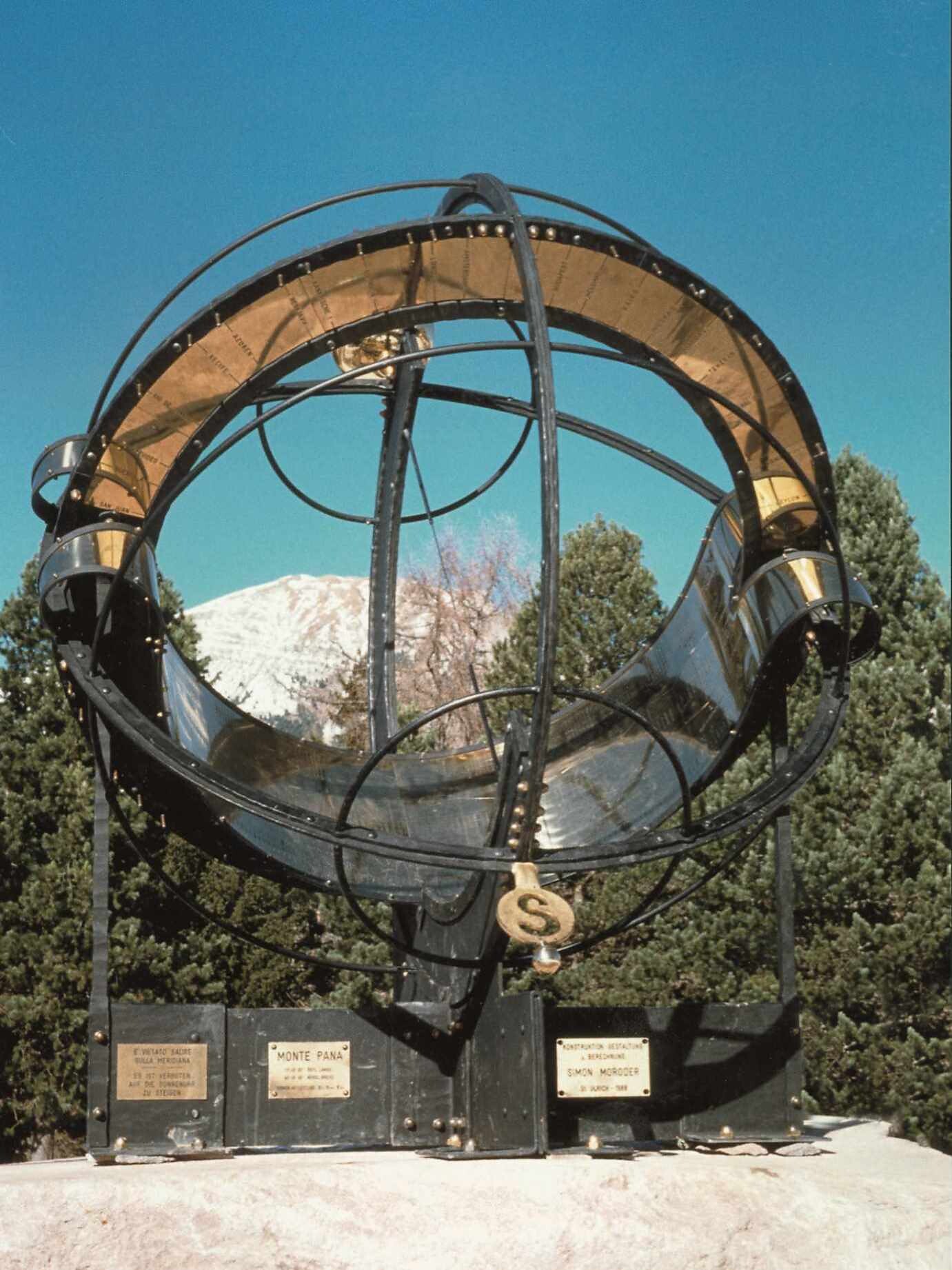 Spherical equatorial sundial