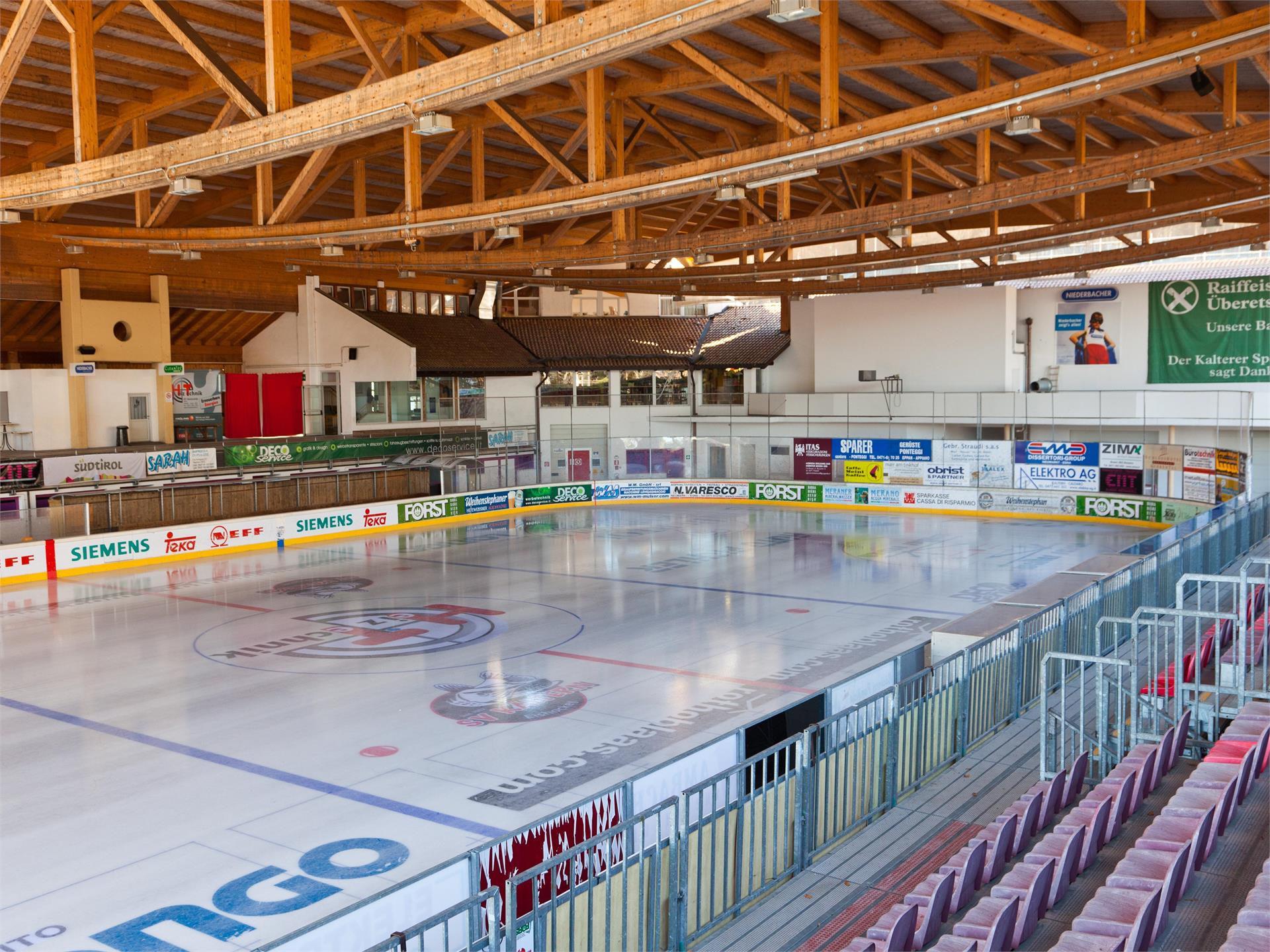 Ice skating in the ice arena Caldaro/Kaltern Kaltern an der Weinstraße/Caldaro sulla Strada del Vino 1 suedtirol.info