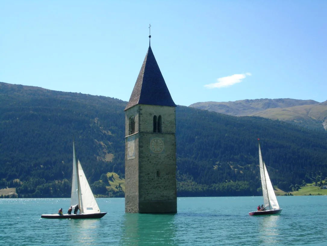 Sailing on the lake Reschensee