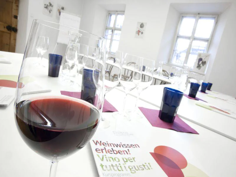 Accademia del Vino dell'Alto Adige Caldaro sulla Strada del Vino 2 suedtirol.info