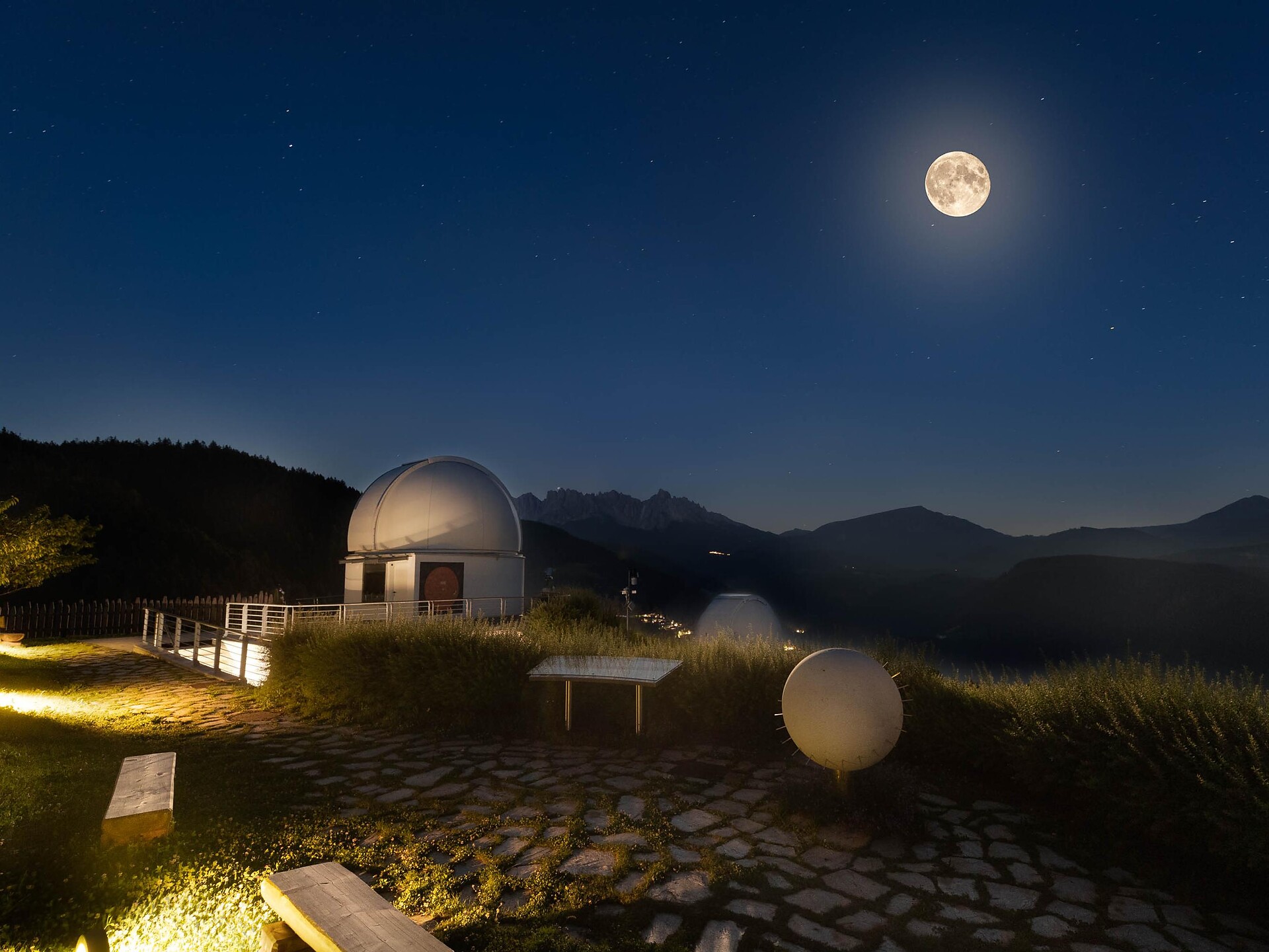 Osservatorio con luna piena