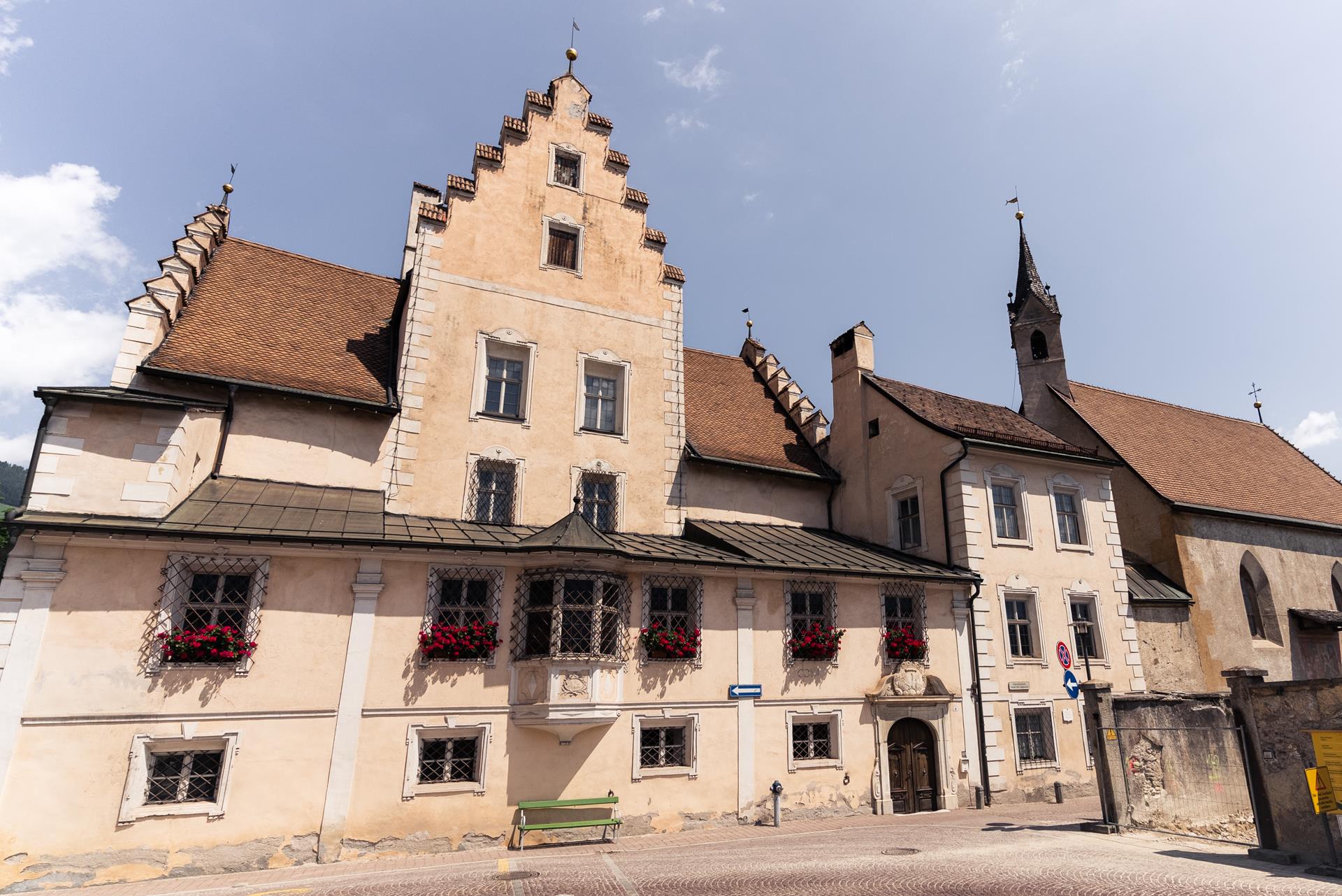 Chiesetta dei SS. Pietro e Paolo e residenza Jöchlsthurn Vipiteno 1 suedtirol.info