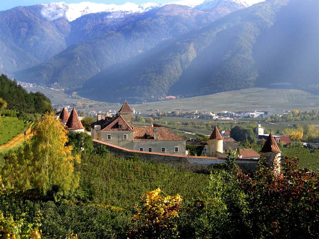 Schloss Goldrain Latsch 1 suedtirol.info