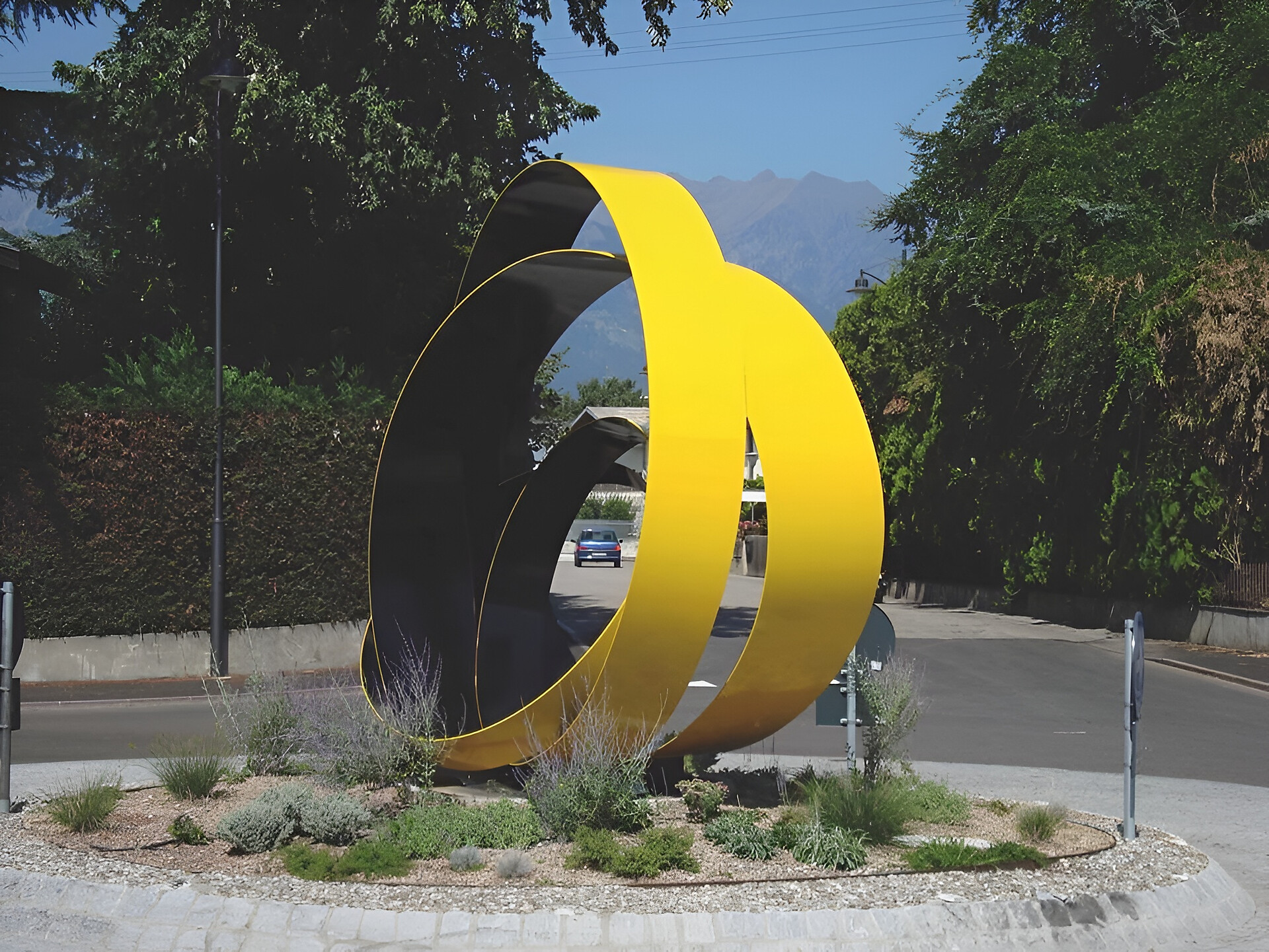 Sculpture at the roundabout in the street Bozner Straße - Meran/Merano and environs - #1 - suedtirol.info