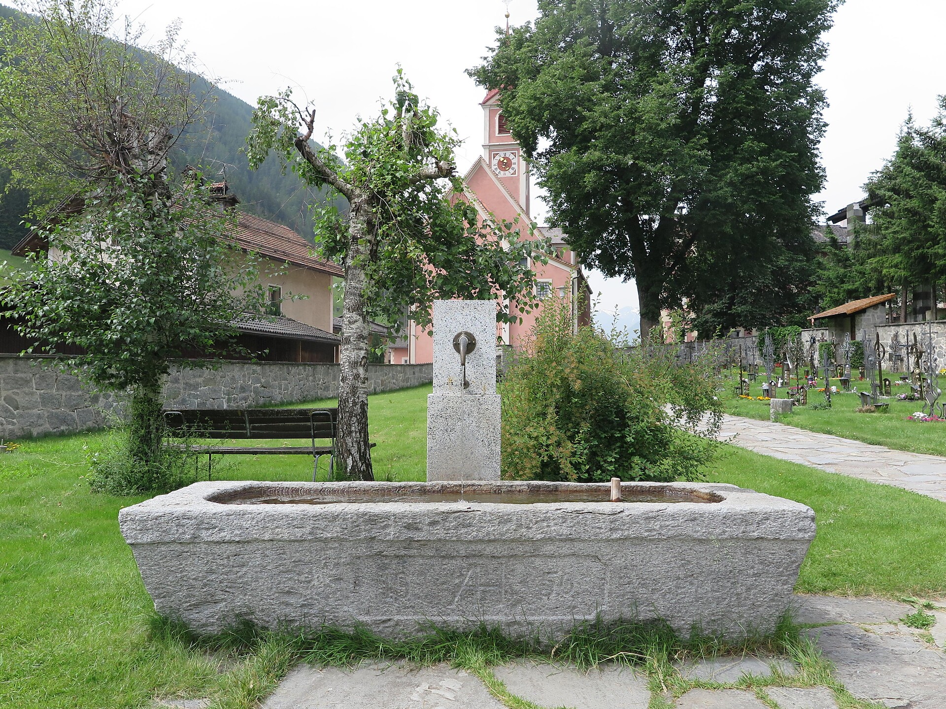 Trinkwasserbrunnen Steinhaus Friedhof Ahrntal 1 suedtirol.info