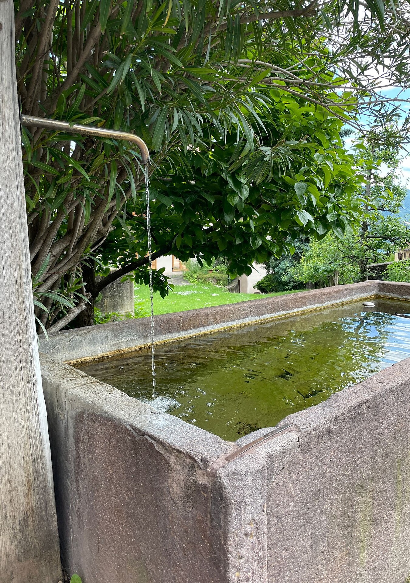 Trinkwasserbrunnen Mitterdorf Haus Hansjoggl - Südtiroler Weinstraße - #1 - suedtirol.info