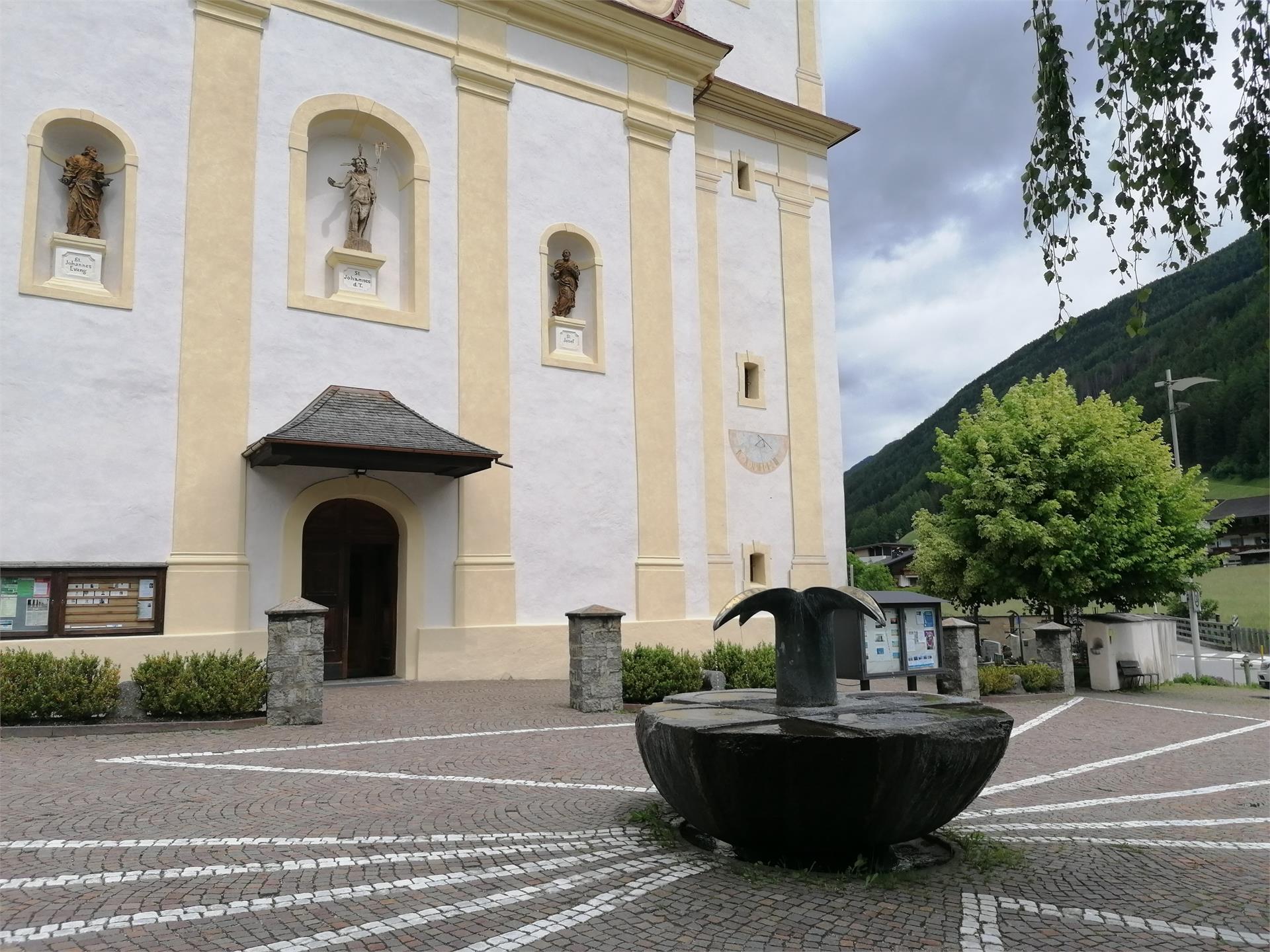 Fontana di acqua potabile S. Giovanni piazza della chiesa Valle Aurina 1 suedtirol.info