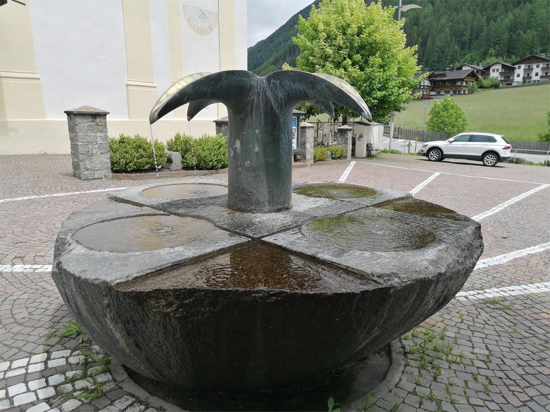 Fontana di acqua potabile S. Giovanni piazza della chiesa Valle Aurina 2 suedtirol.info
