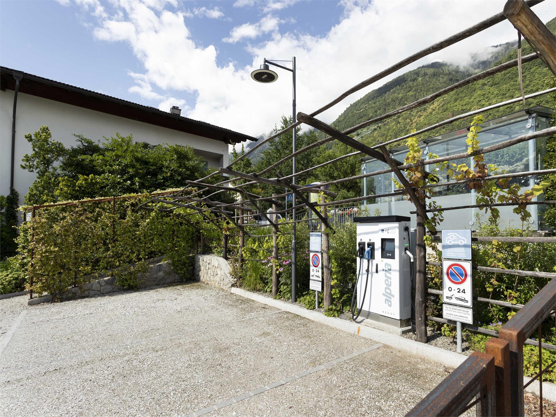 Parco sotto il ristorante Traubenwirt Marlengo 1 suedtirol.info