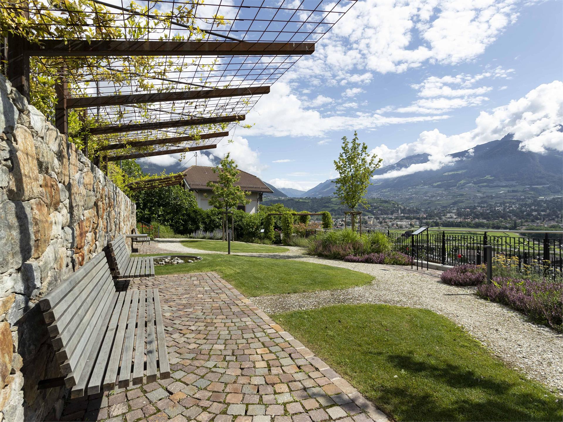 Parco sotto il ristorante Traubenwirt Marlengo 5 suedtirol.info