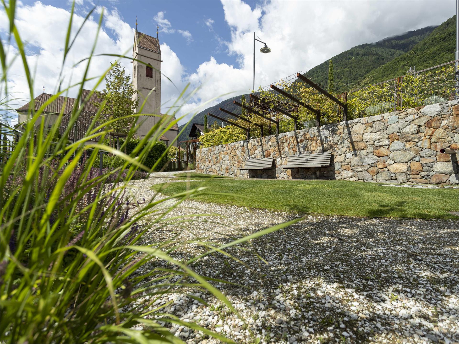 Parco sotto il ristorante Traubenwirt Marlengo 6 suedtirol.info