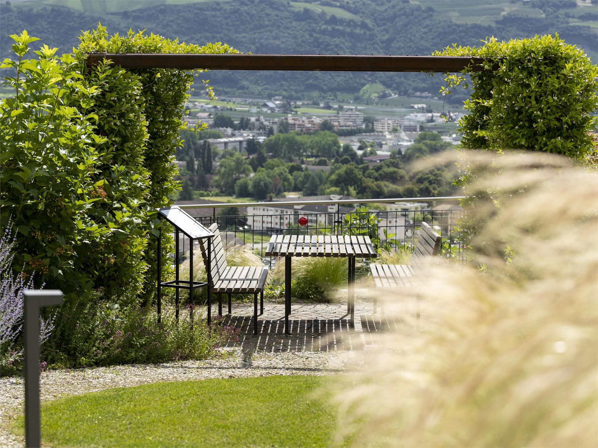 Parco sotto il ristorante Traubenwirt Marlengo 7 suedtirol.info