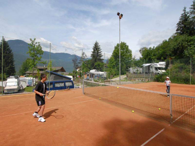 Campo da tennis al Campeggio „Ganthaler" Terlano 1 suedtirol.info