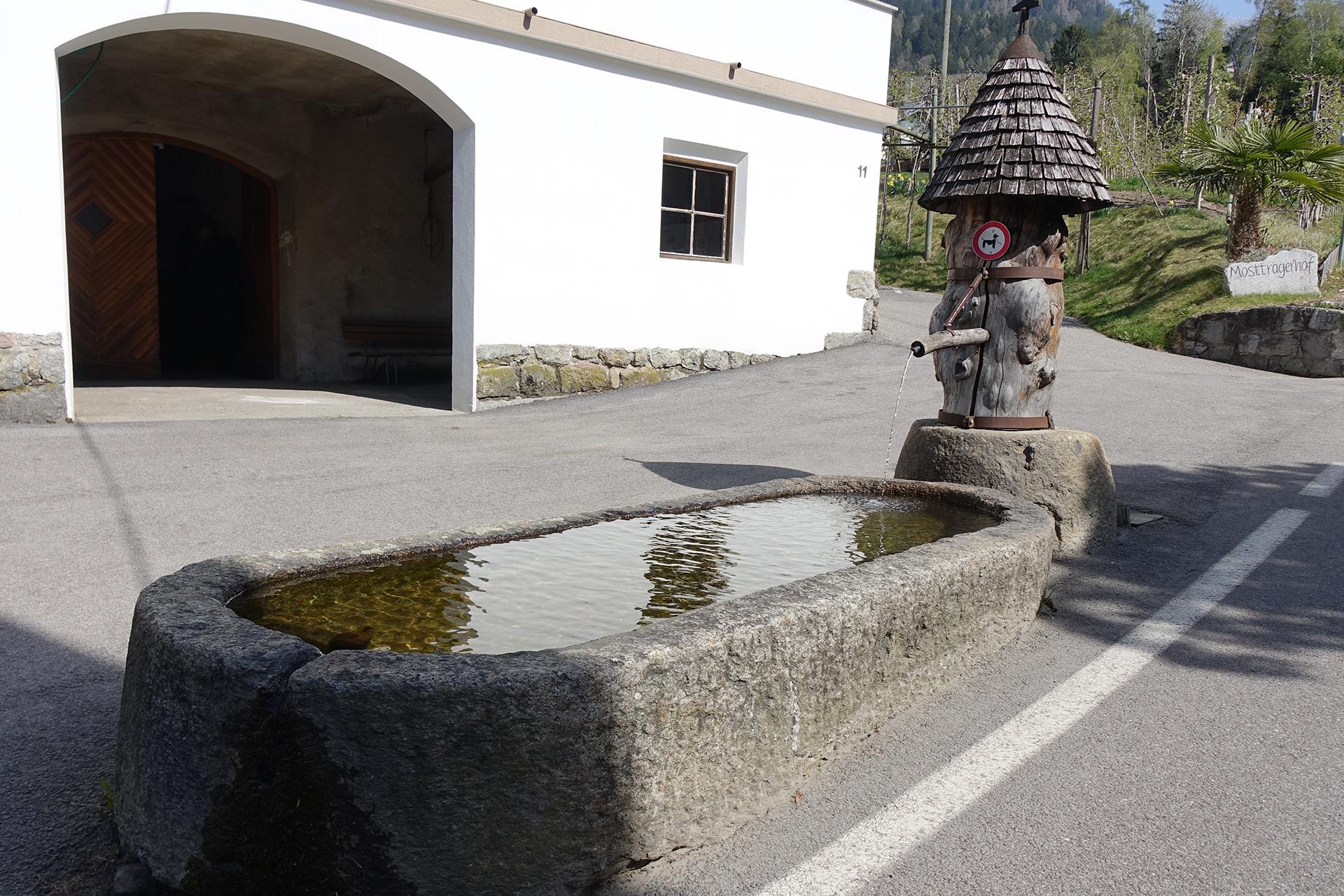 Fountain at the Mosttragerhof Schenna/Scena 1 suedtirol.info