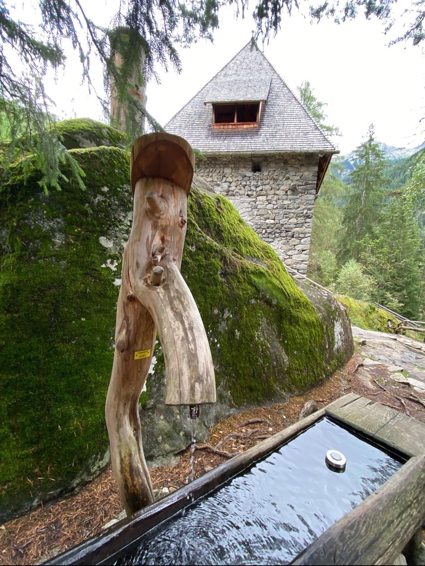 Trinkwasserbrunnen Toblburg Franziskusweg Sand in Taufers 1 suedtirol.info
