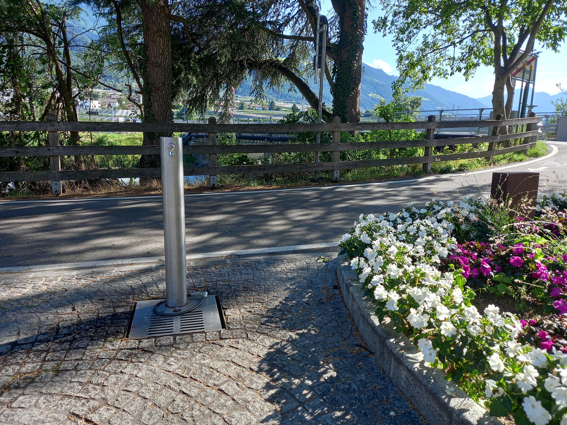 Punto di rifornimento dell'acqua potabile: Area di riposo vicino il Ponte d'Adige/Cirlano - Merano e dintorni - #1 - suedtirol.info