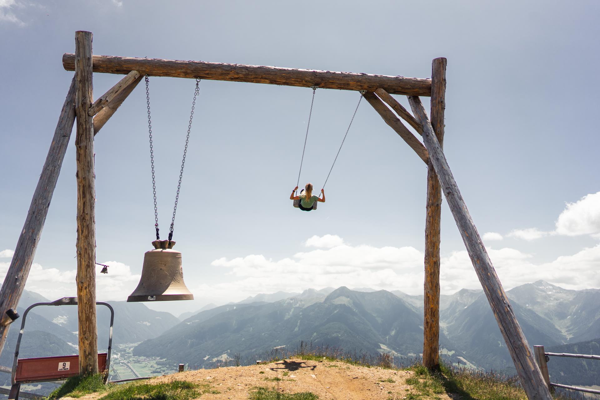 Campana dei desideri e altalena sul Monte Cavallo Vipiteno 1 suedtirol.info