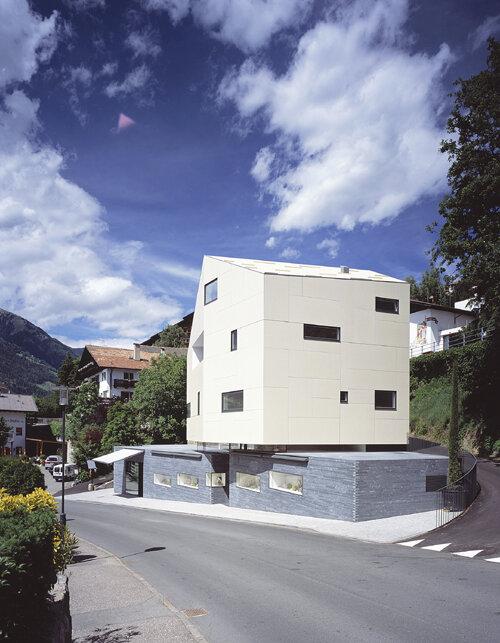 Edificio di abitazione e negozi Gamper Scena 1 suedtirol.info