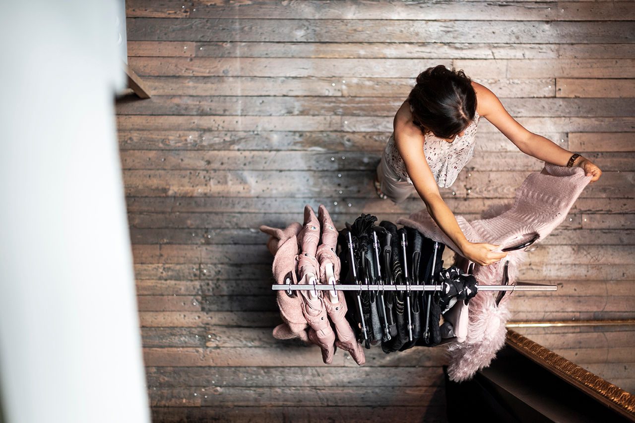Una donna in un negozio di vestiti