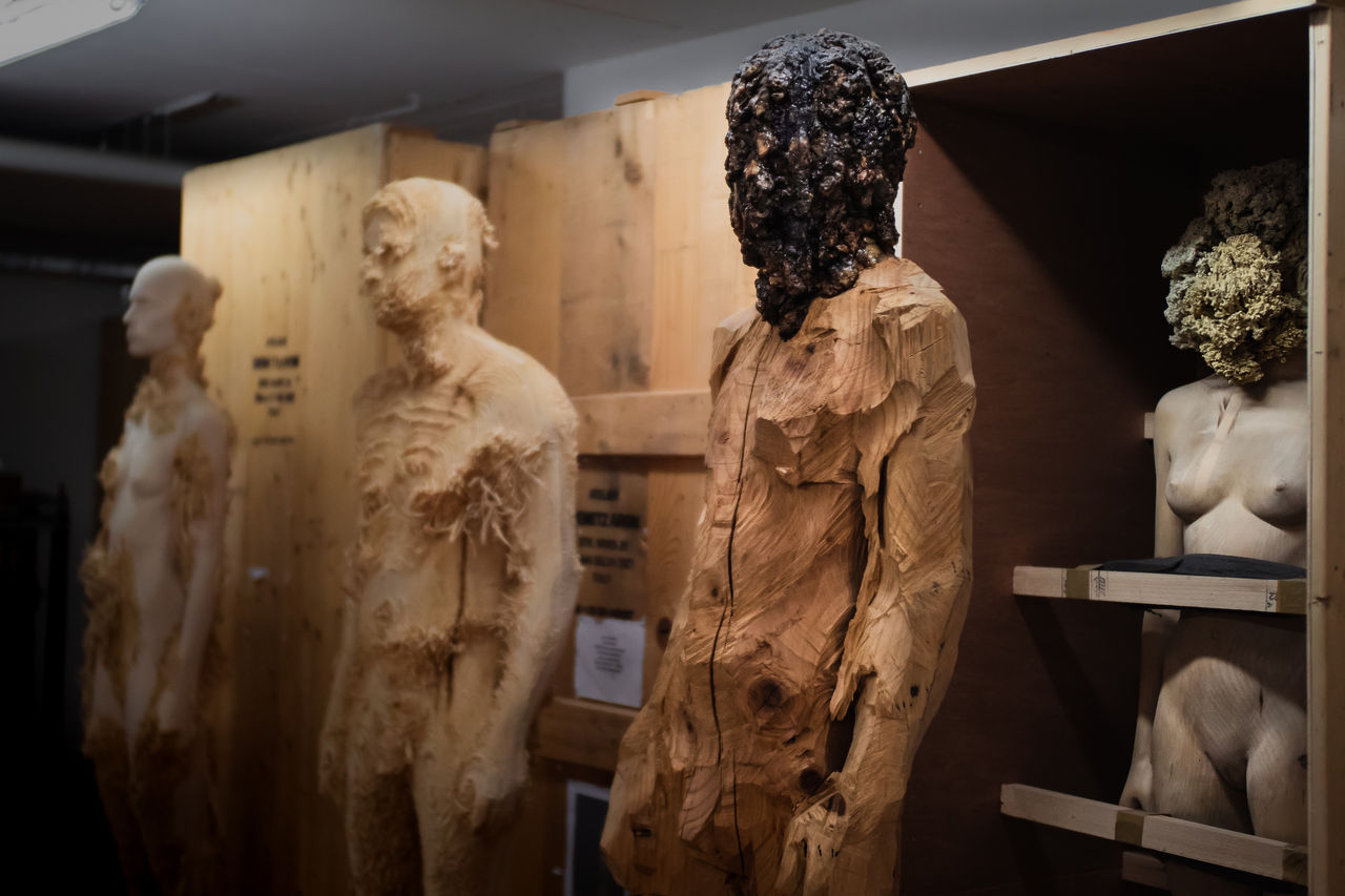 Vier Skulpturen von Aron Demetz stehen in dessen Atelier.
