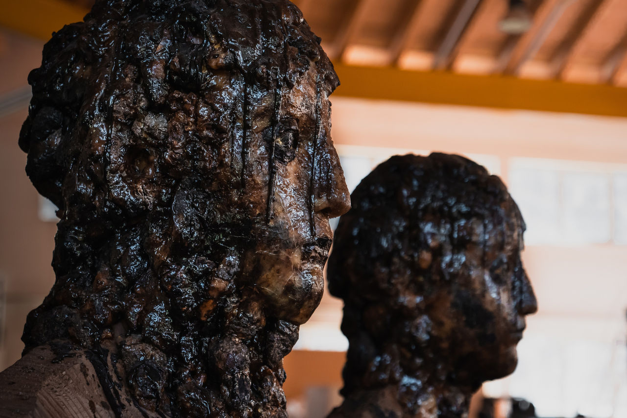 Die mit Harz überzogenen Köpfe zweier Skulpturen des Südtiroler Künstlers Aron Demetz sind in seinem Atelier in der Nahaufnahme zu sehen.