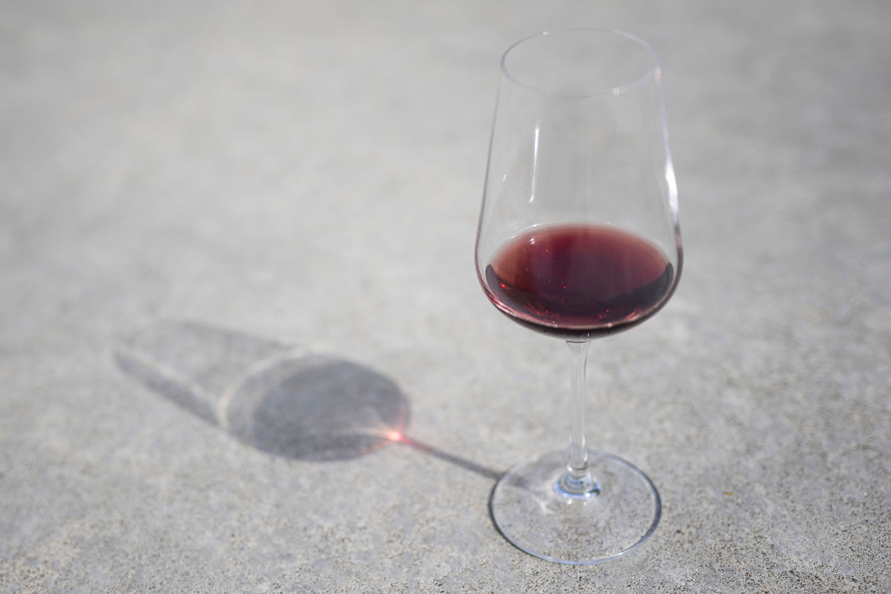 Ein Glas mit Rotwein