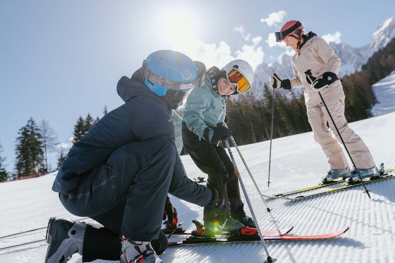 Eltern mit Kind beim Skifahren