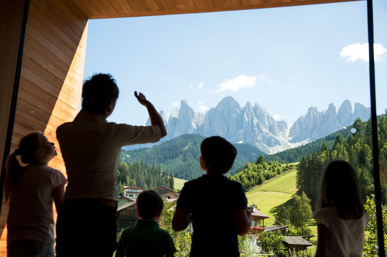 Blick einer Gruppe mit Kindern auf den Sass Rigais und die Geisler