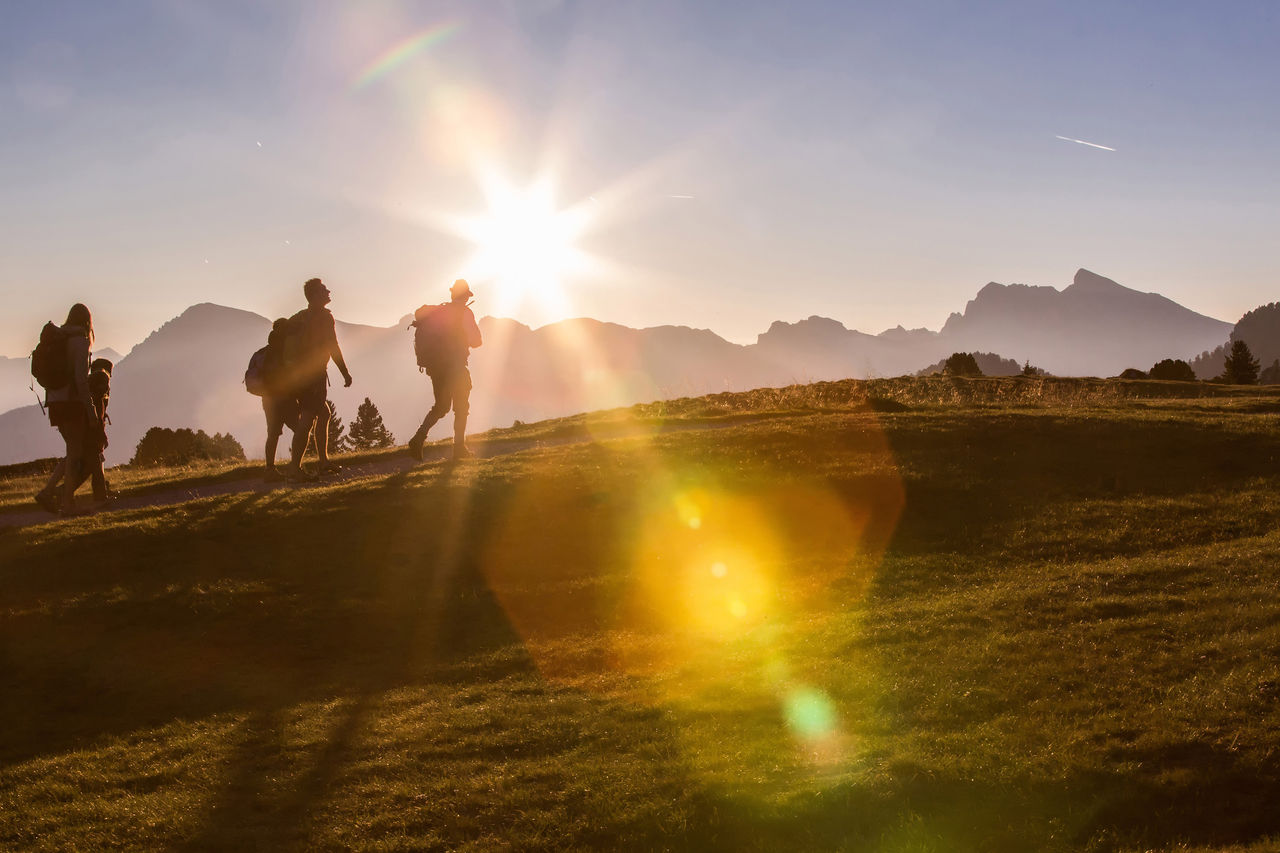 Personen wandern im Gebirge