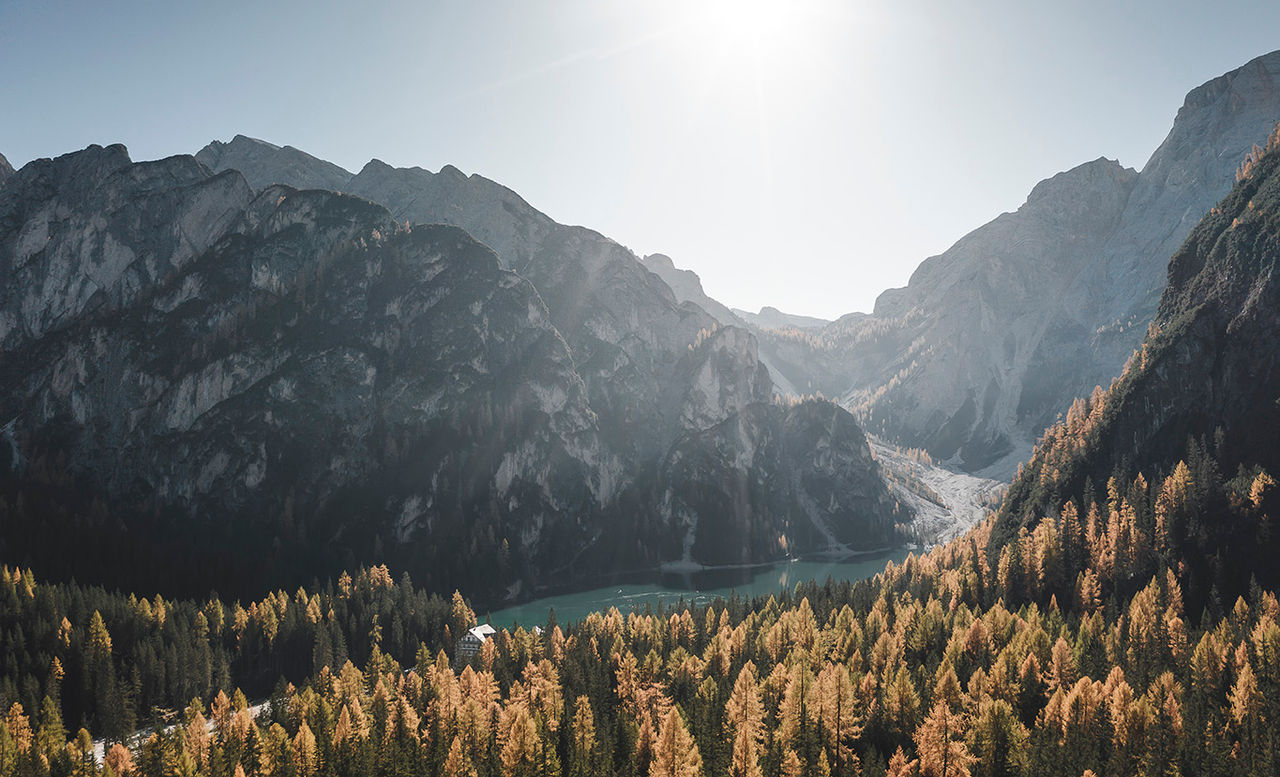 Blick auf den Pragser Wildsee im Naturpark Fanes-Sennes-Prags im Herbst