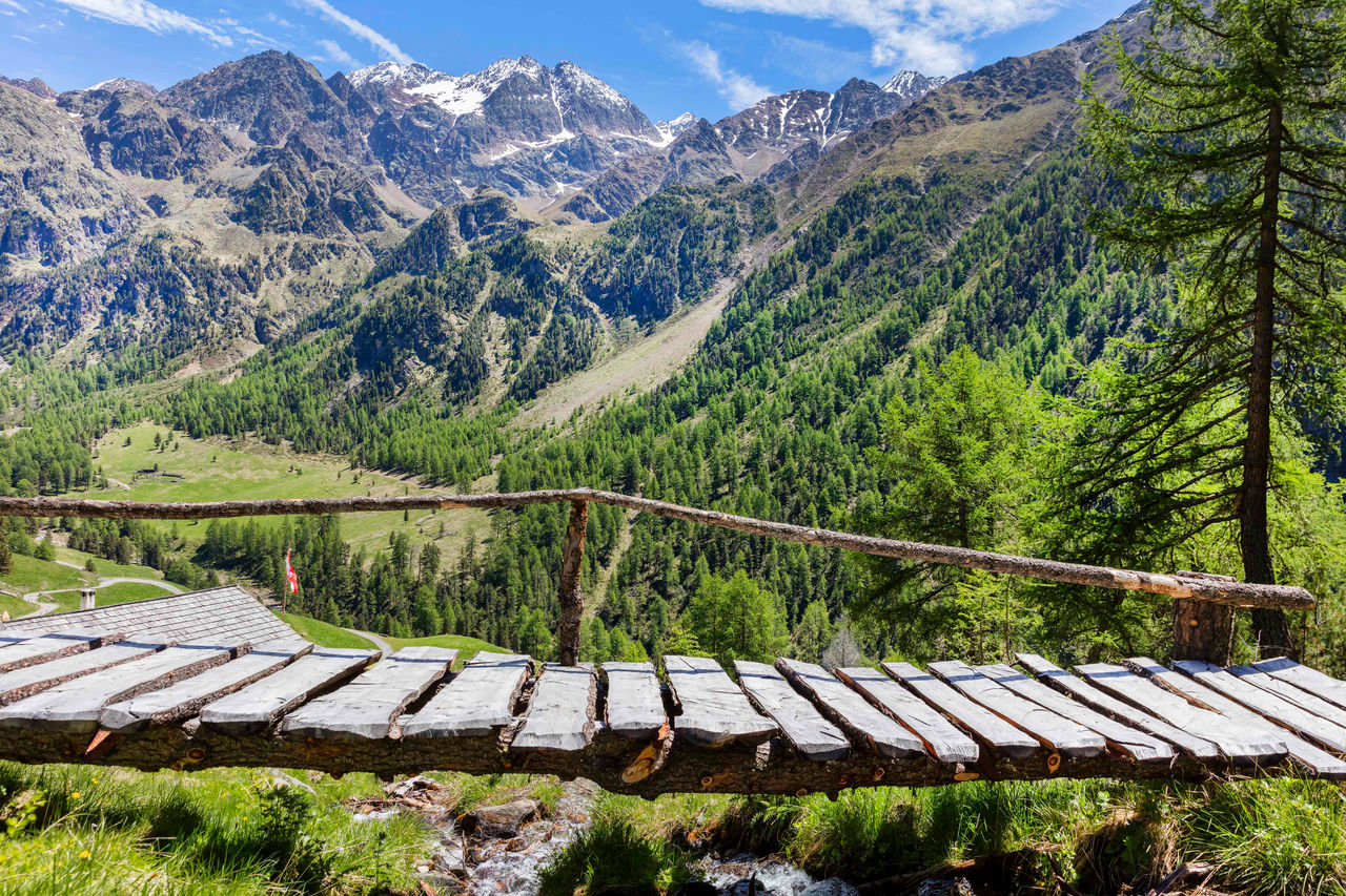 Suedtirol, Vinschgau, Matscher Tal, kleiner Bergfluss mit Brücke zirka 100 Meter von der Matscher Alm, leicht oberhalb, Wasser,