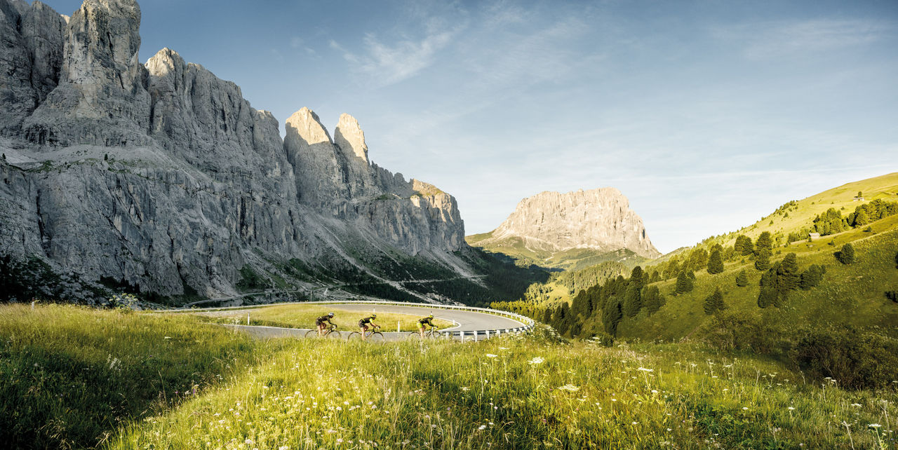 Zwei Rennradfahrer in Sellaronda an einem sonnigen Tag