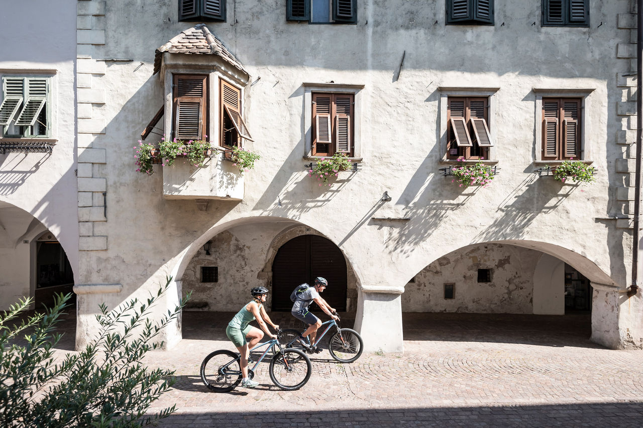 Zwei Radfahrer fahren in Neumarkt an einem sonnigen Tag