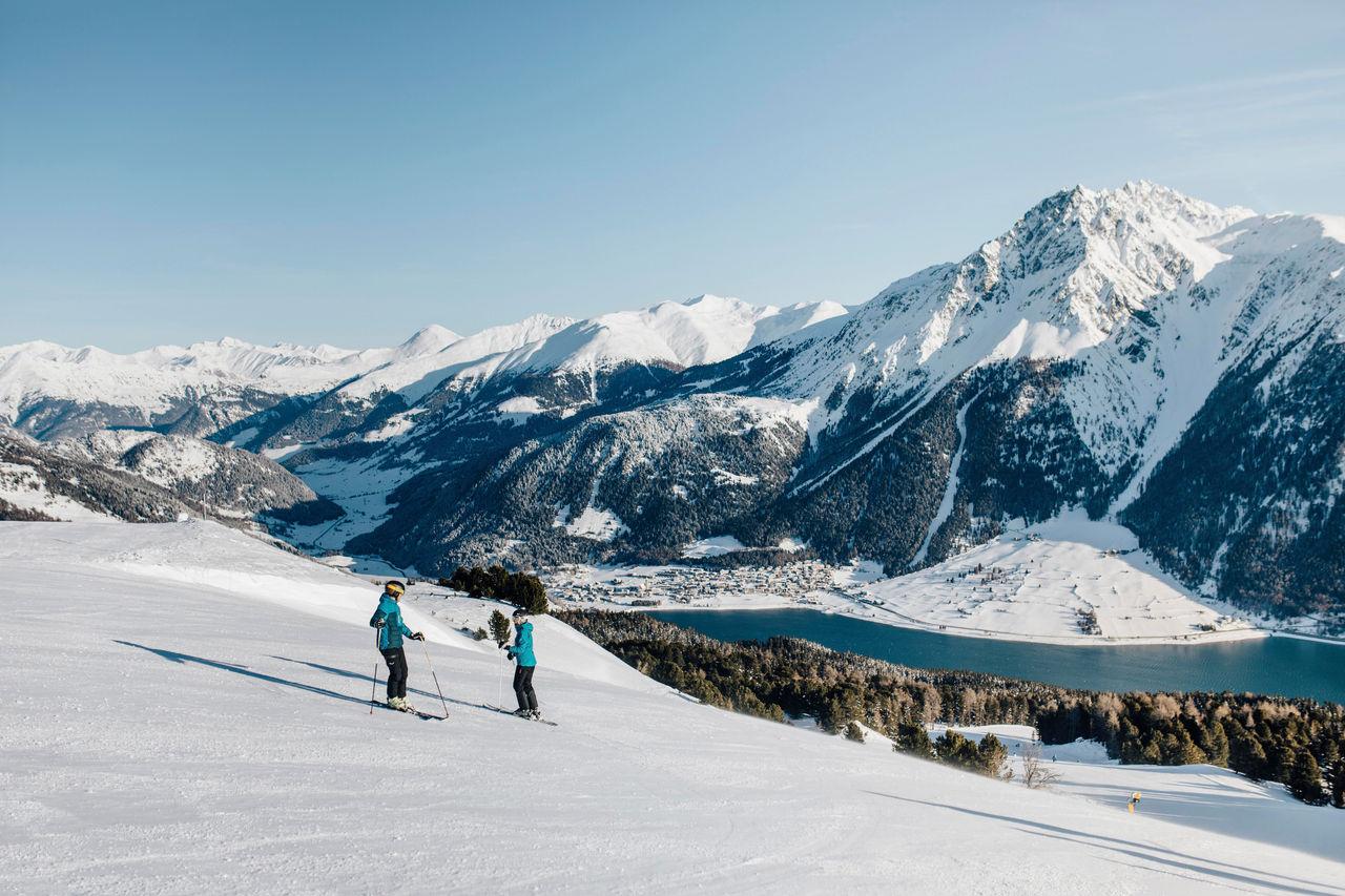 Skifahren mit Blick auf den Reschensee, Vinschgau