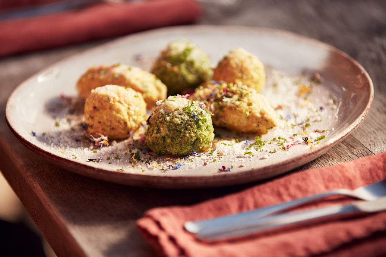 Ein Teller mit Südtiroler Knödel