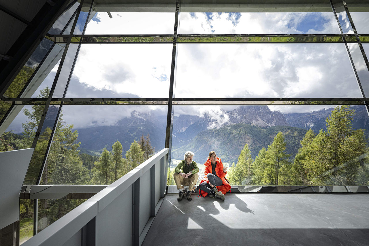 Reinhold Messner und Diane Messner vor dem Reinhold Messner Haus in Sexten