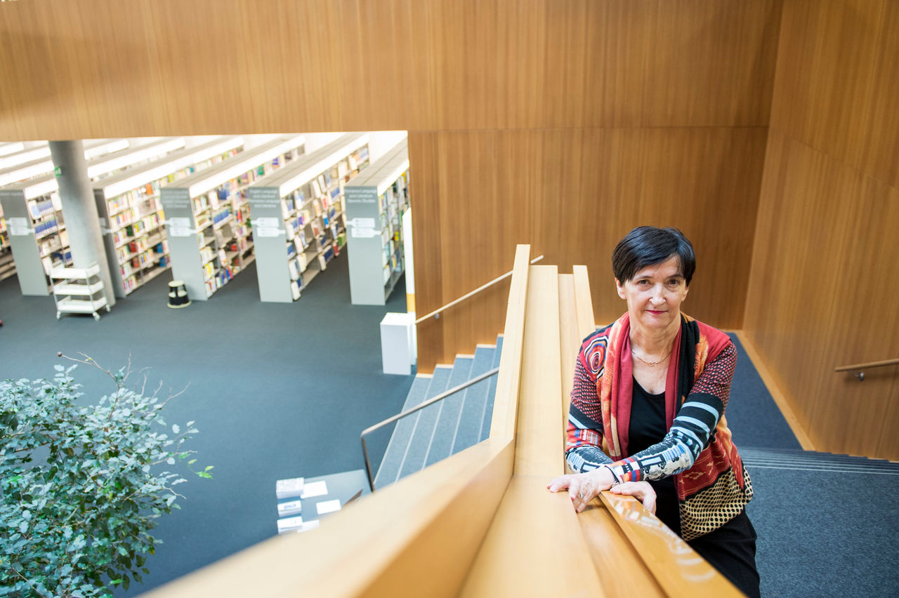 Die Sprachwissenschaftlerin Rita Franceschini in der Bibliothek der Universität Bozen.