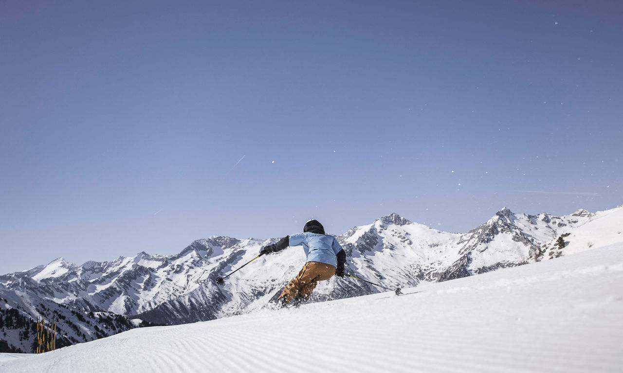 Skifahrer auf einer Piste am Klausberg im Ahrntal