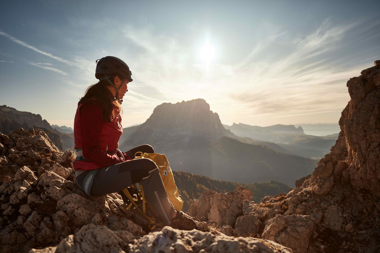 Die imposanten Dolomitenberge der Langkofelgruppe im Schein der untergehenden Sonne