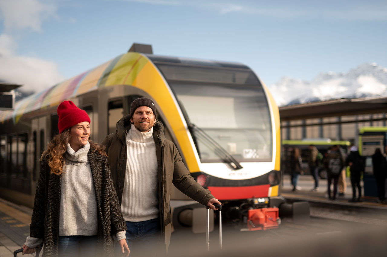 Paar auf dem Bahnhof Bozen im Winter