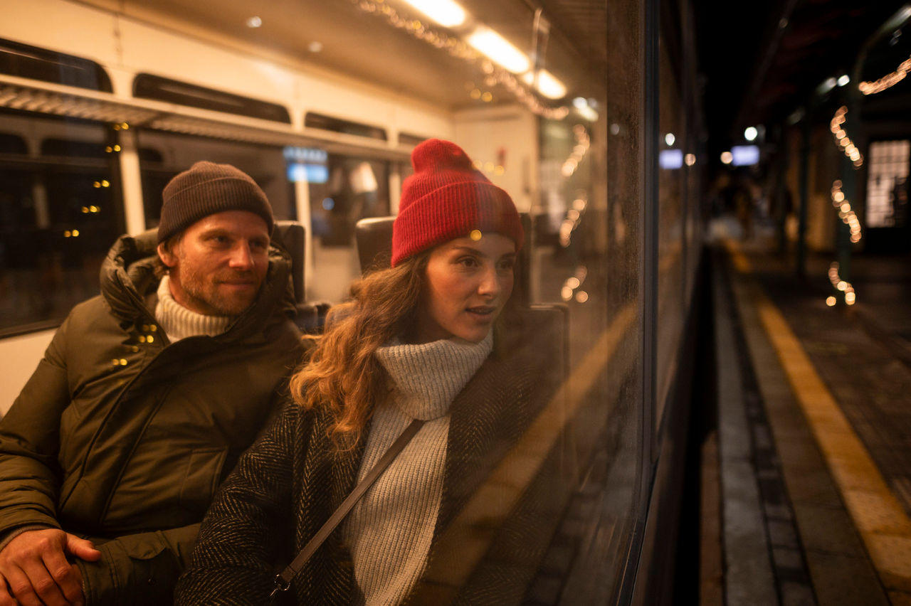 Zwei Personen blicken aus dem Zug